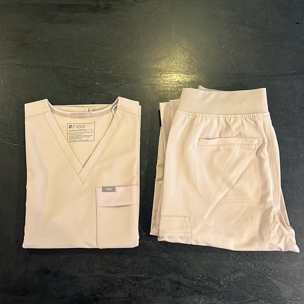 FIGS Scrub set. Top and bottom. Medium.
